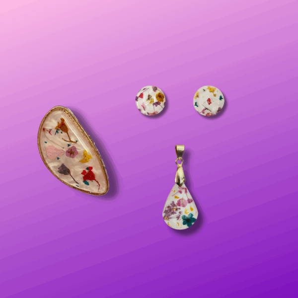 Conjunto Par de Brincos, Anel e Pingente em Resina com Flores Secas